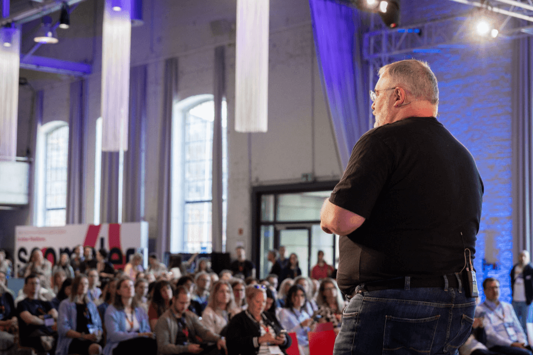 Speaker Björn Bröhl hält einen inspirierenden Vortrag vor Publikum auf dem Kommunikationskongress 2024.