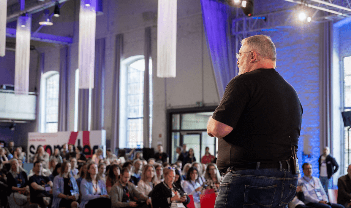 Speaker Björn Bröhl hält einen inspirierenden Vortrag vor Publikum auf dem Kommunikationskongress 2024.