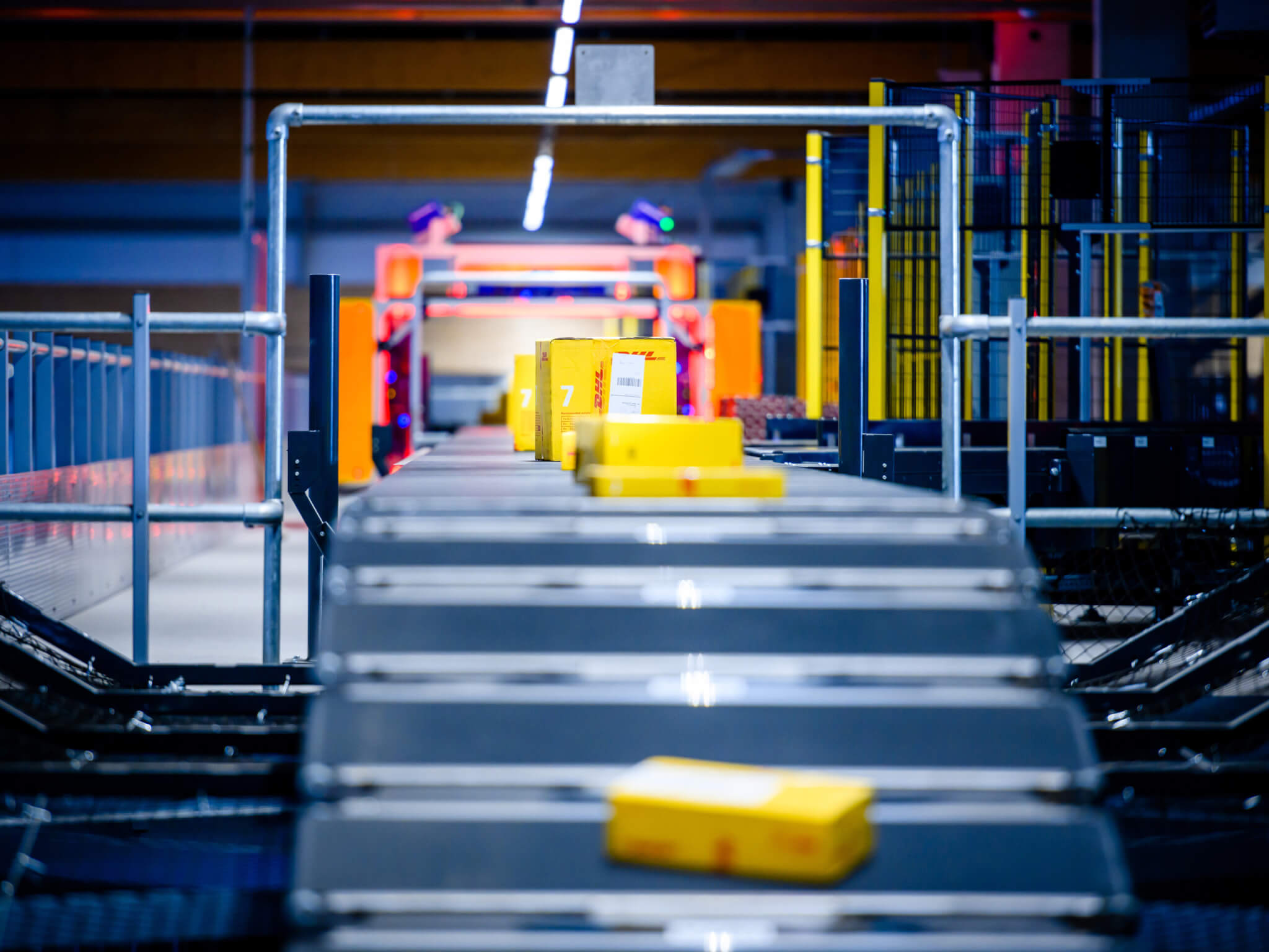 DHL parcels are processed at the Zaltbommel distribution center by the efficient sorting system.