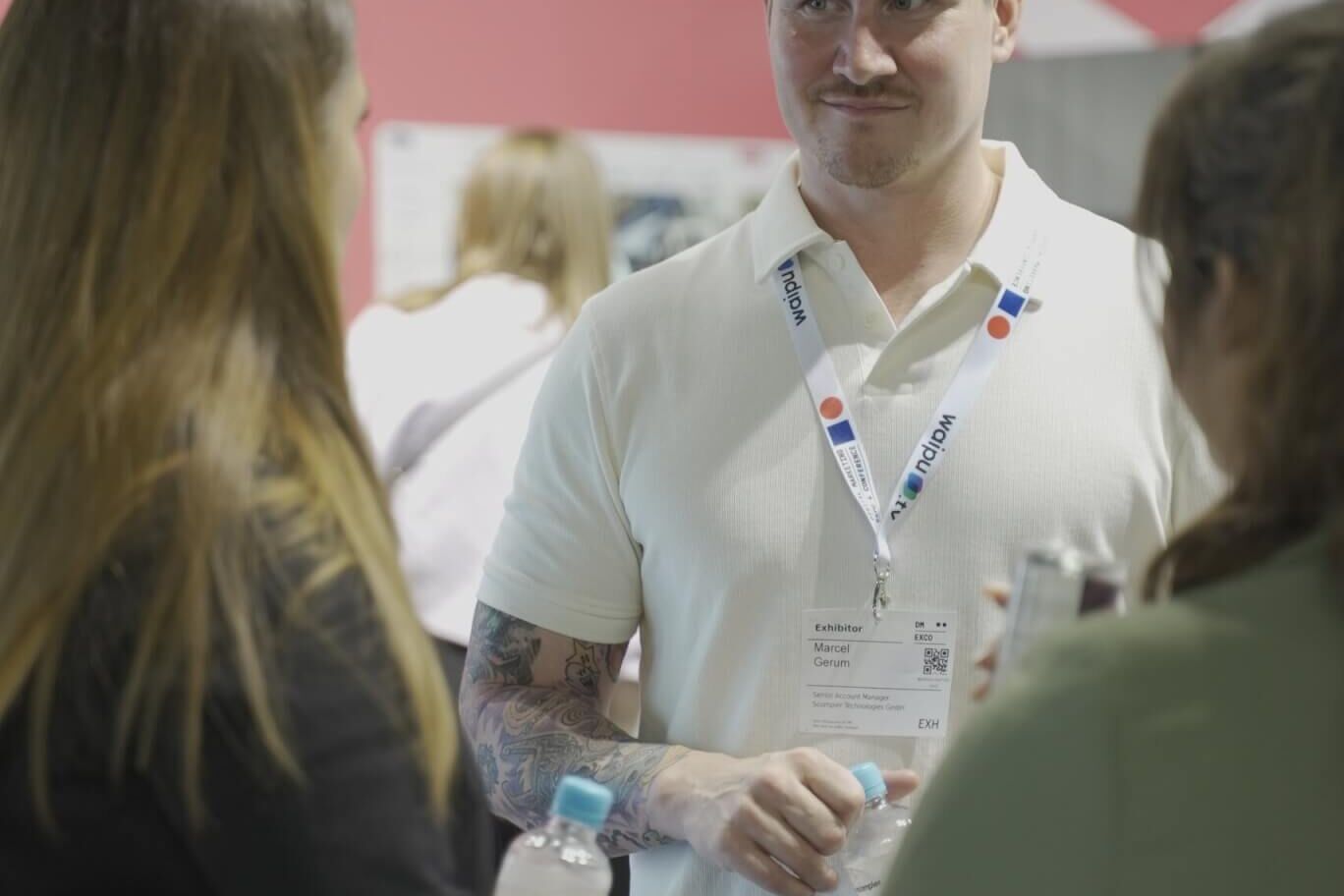 Scompler Beratung am Messestand während des DMEXCO Events in Köln.