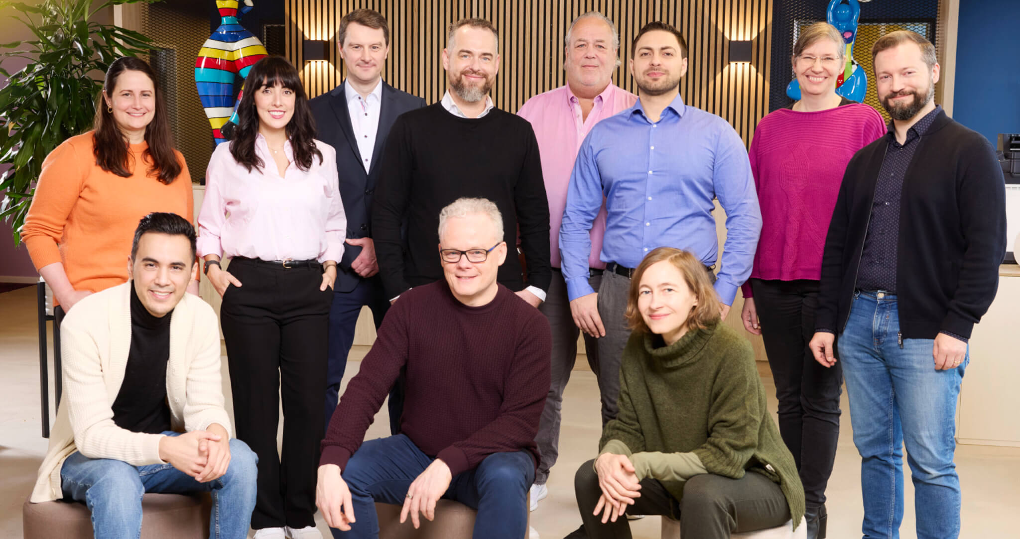 Dynamic team photo: A smiling group of employees presents their innovative office team in a modern working environment.