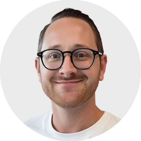 Erik Pauli, Scompler-Gründer und Digitalexperte, präsentiert sich freundlich im Business-Porträt.