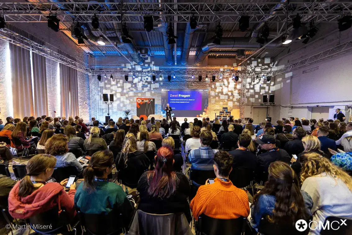 Wie Unternehmen externe Kommunikation verbessern: Spannender Fachvortrag &uuml;ber Strategien mit Scompler vor gro&szlig;em Publikum.