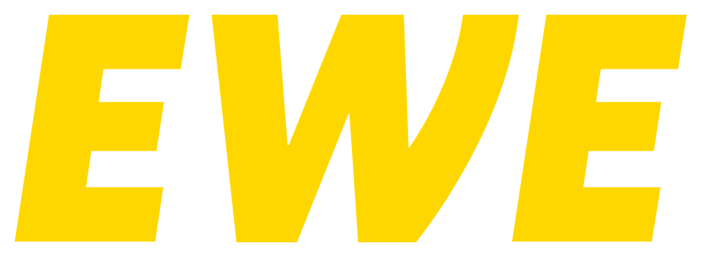 Das gelbe EWE Logo für moderne Energie und Telekommunikation 18 Das markante gelbe EWE Logo besteht aus drei kursiven Großbuchstaben auf einem schlichten weißen Hintergrund.