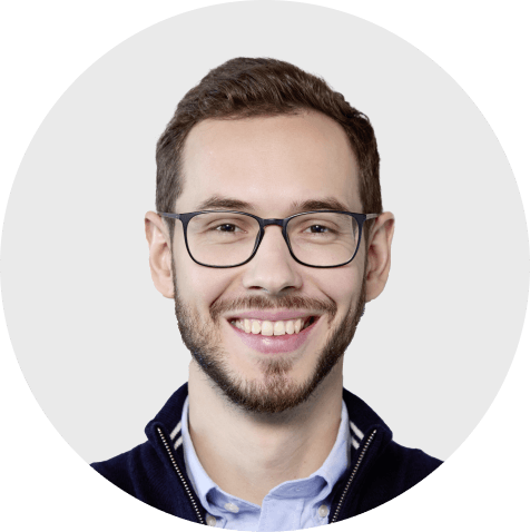Henadez Kavaliou 27 Henadez Kavaliou, lächelnd und mit Brille, Experte bei Scompler, präsentiert sich professionell.