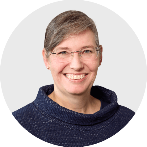 Inken Budecker, l&auml;chelnd und kompetent, pr&auml;sentiert Scompler-Expertise. Eine vertrauensw&uuml;rdige Pers&ouml;nlichkeit.