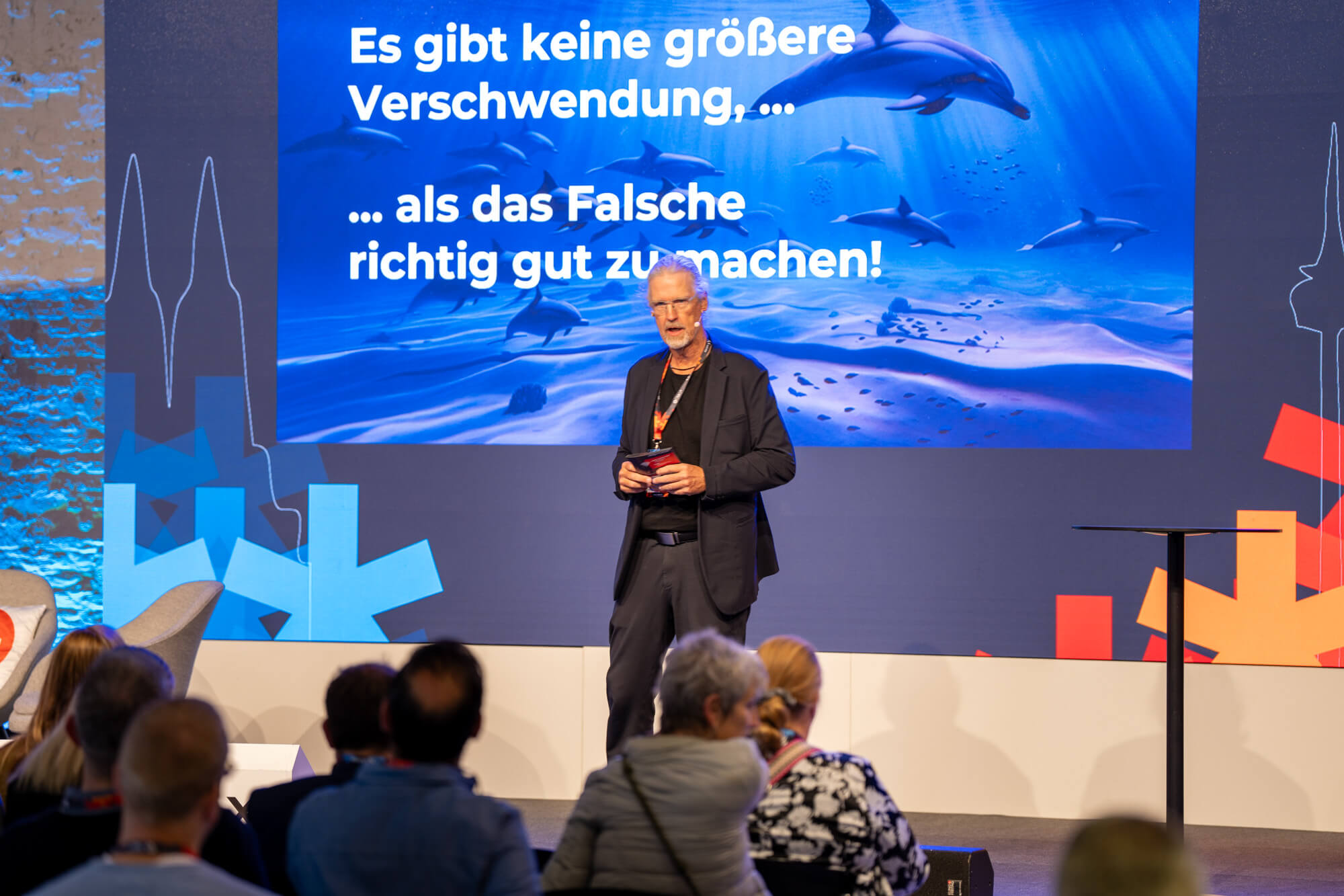 Keynote Speaker Mirko Lange bei seinem Vortrag auf der Bühne während des CMCX Business Event Fachpublikums.