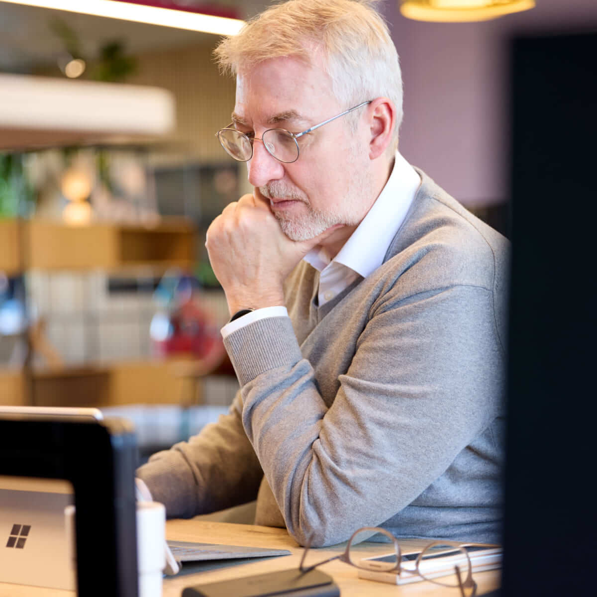 Michael Schmitz, consultant at Scompler, focuses intently on his laptop during the digital content strategy session.
