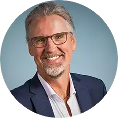 Portr&auml;t von Content-Strategie Experte Mirko Lange, der das Delfin-Prinzip zur Optimierung von Newsroom-Prozessen vorstellt.