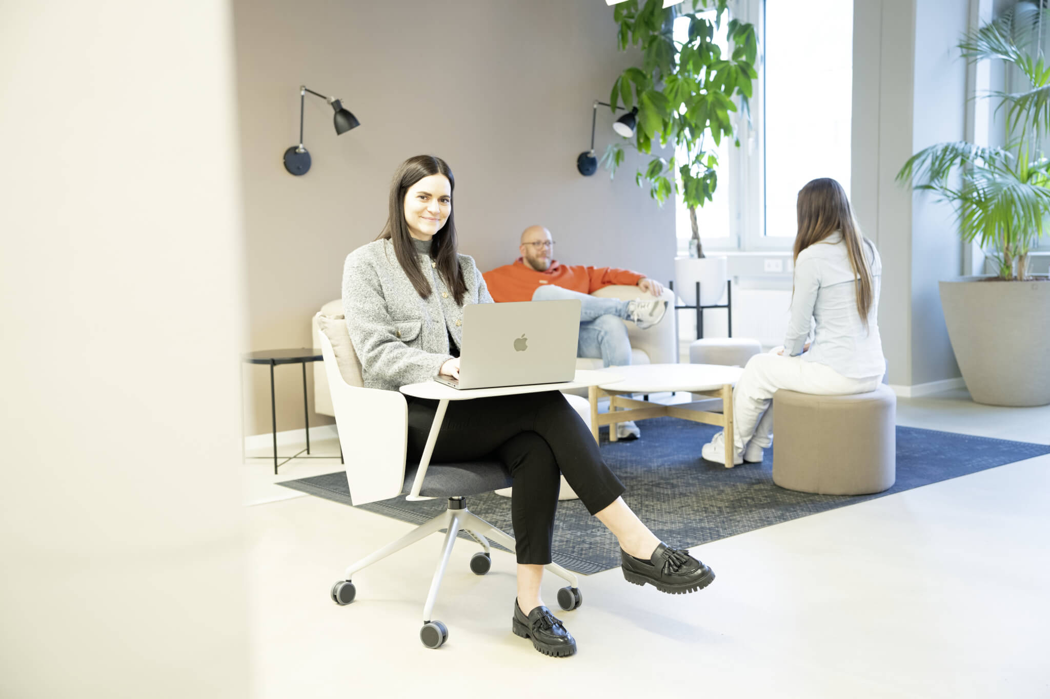 Scompler Team im modernen Office in München in entspannter Lounge-Atmosphäre.