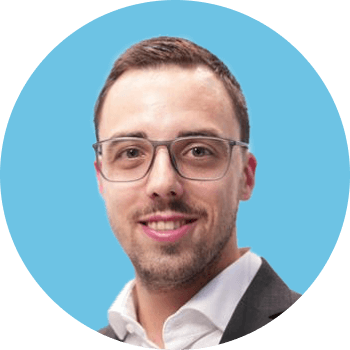 Pascal Schöpf (ebm-papst) teilt Scompler Referenz-Erfolge 27 Pascal Schöpf, Leiter bei Firma ebm-papst, lächelt und beleuchtet die erfolgreiche Referenz Scompler.
