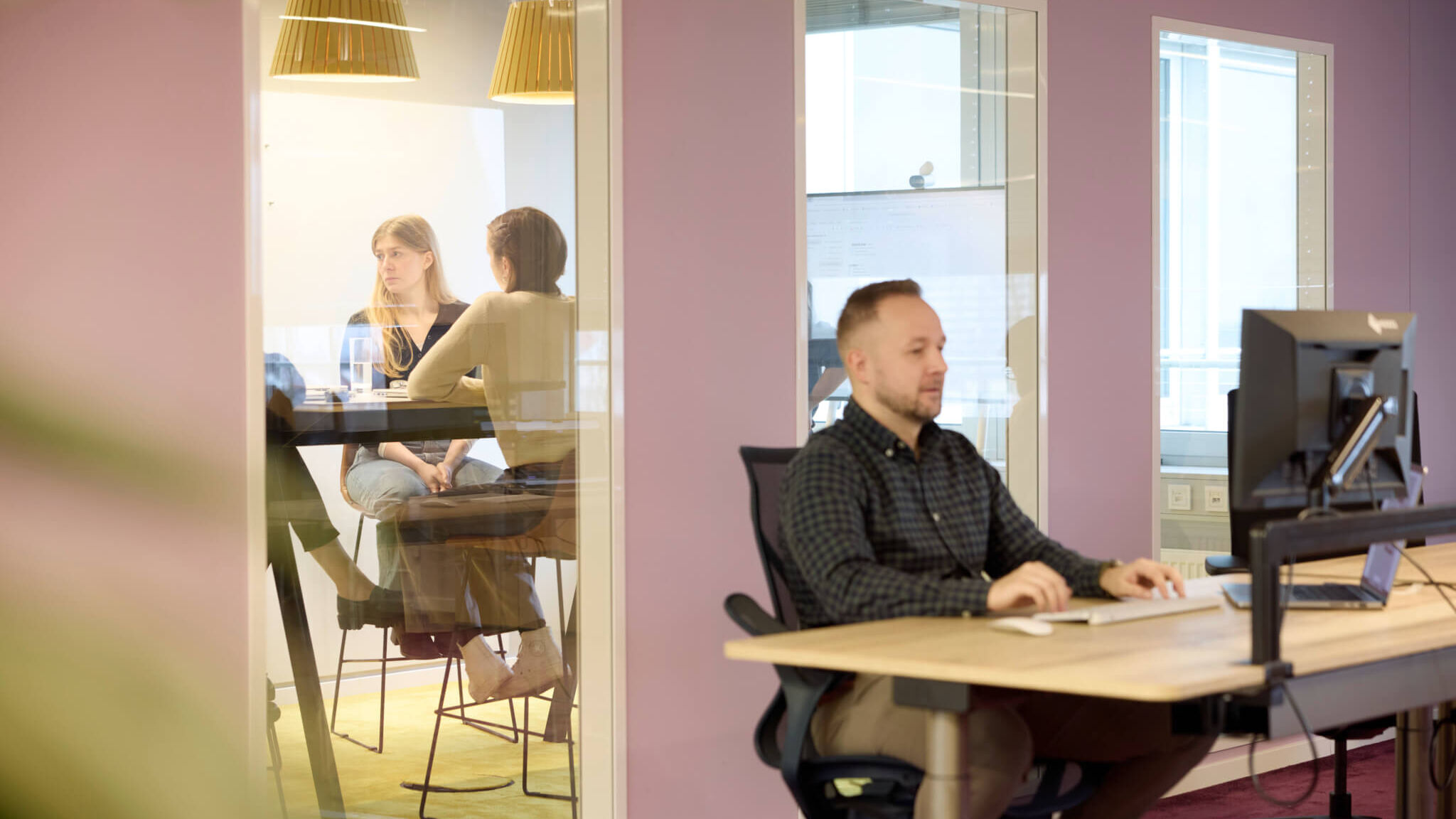 Team im Büro nutzt Scompler AI für Ergebnisse in strategischer Kommununikation und KI Projekten.