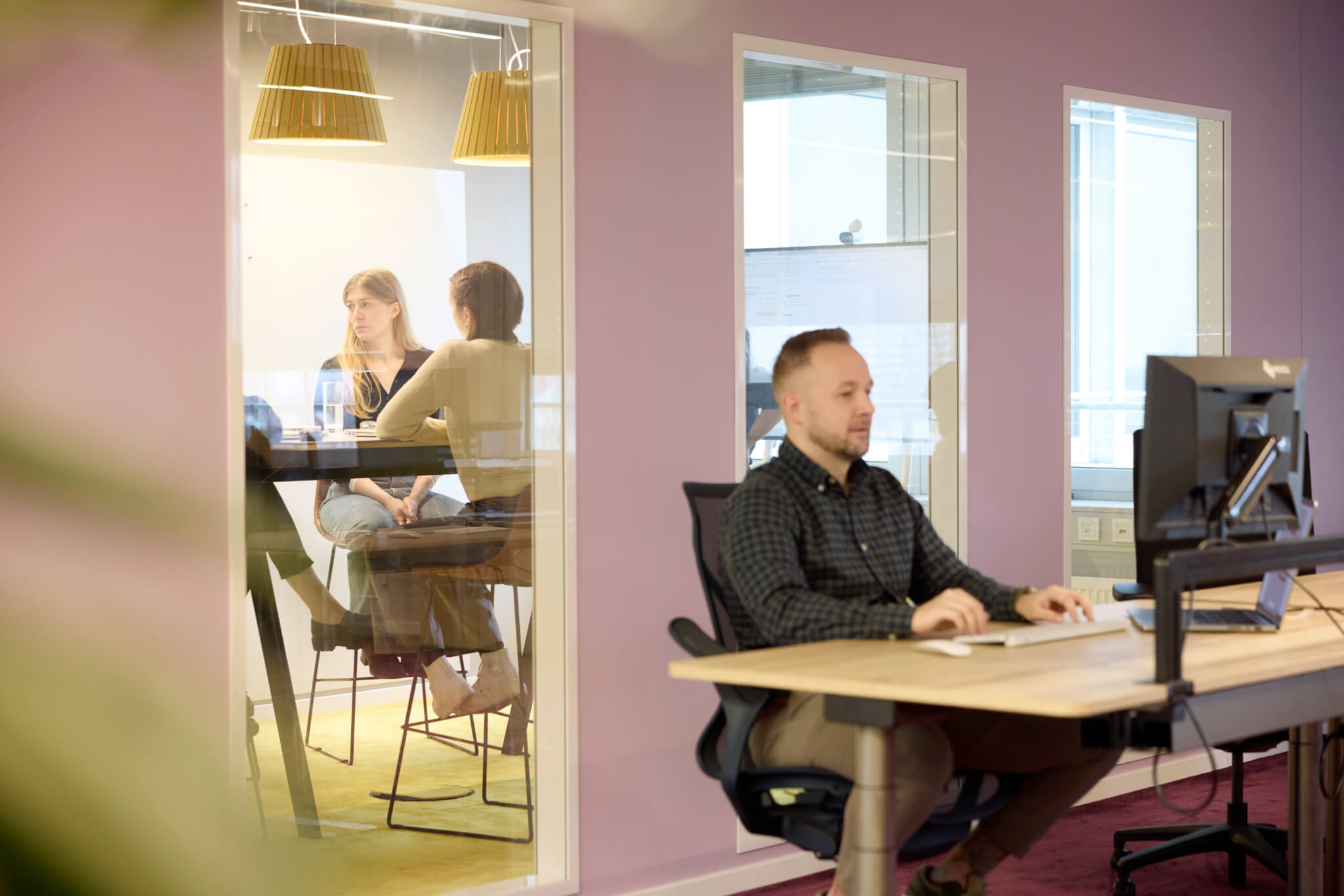 Team im Büro nutzt Scompler AI für Ergebnisse in strategischer Kommununikation und KI Projekten.