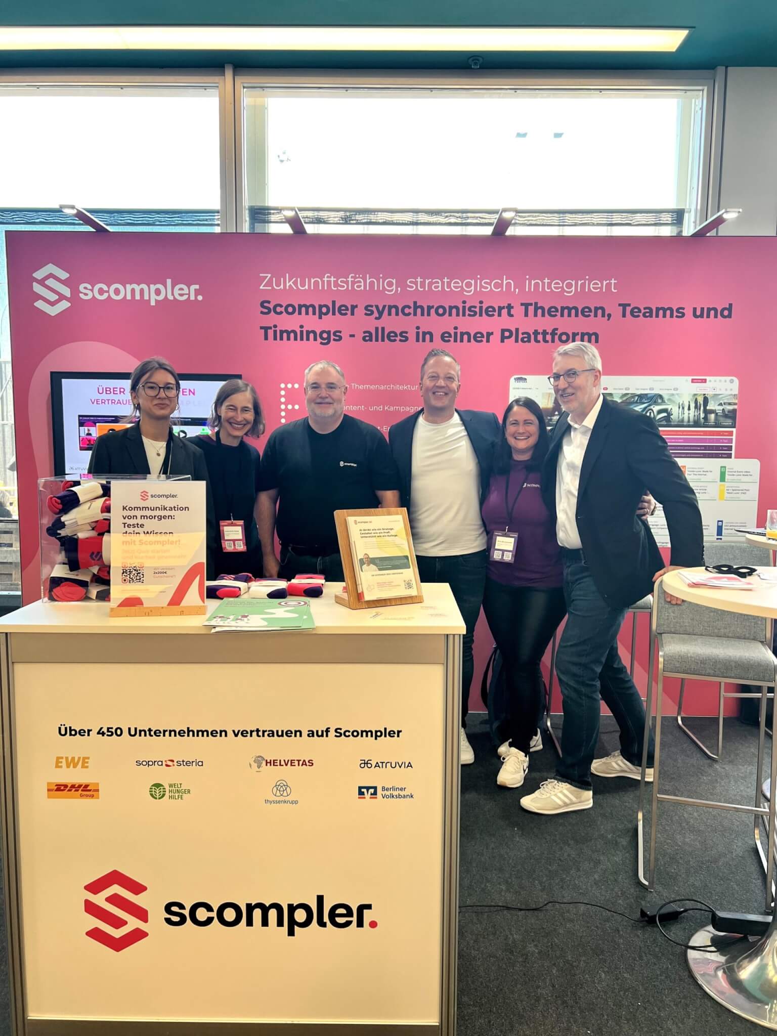 Das Scompler-Team am Messestand beim Kommunikationskongress Berlin für strategische Kommunikation.