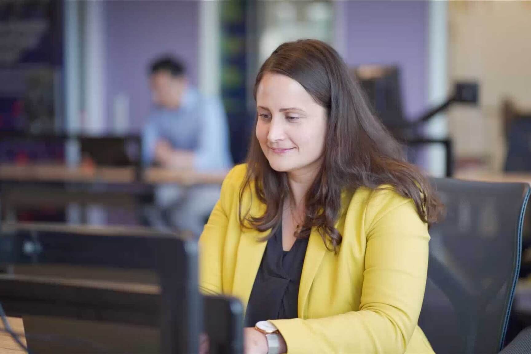 Referenzen 1 Scompler Kundensupport: Eine freundliche Mitarbeiterin lächelt, während sie professionelle Hilfe leistet.