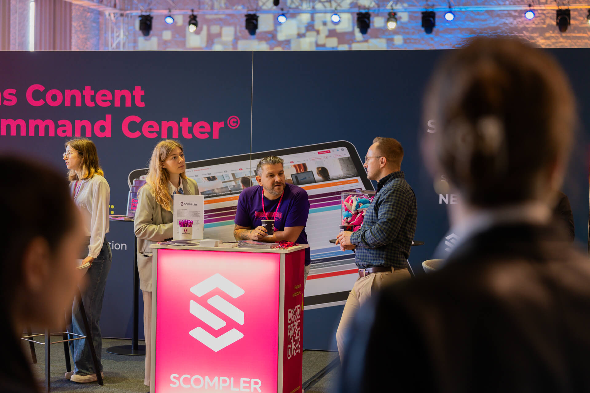 Experts at the Scompler booth CMCX offer content strategy consulting for visitors to the Cologne Marketing Fair.