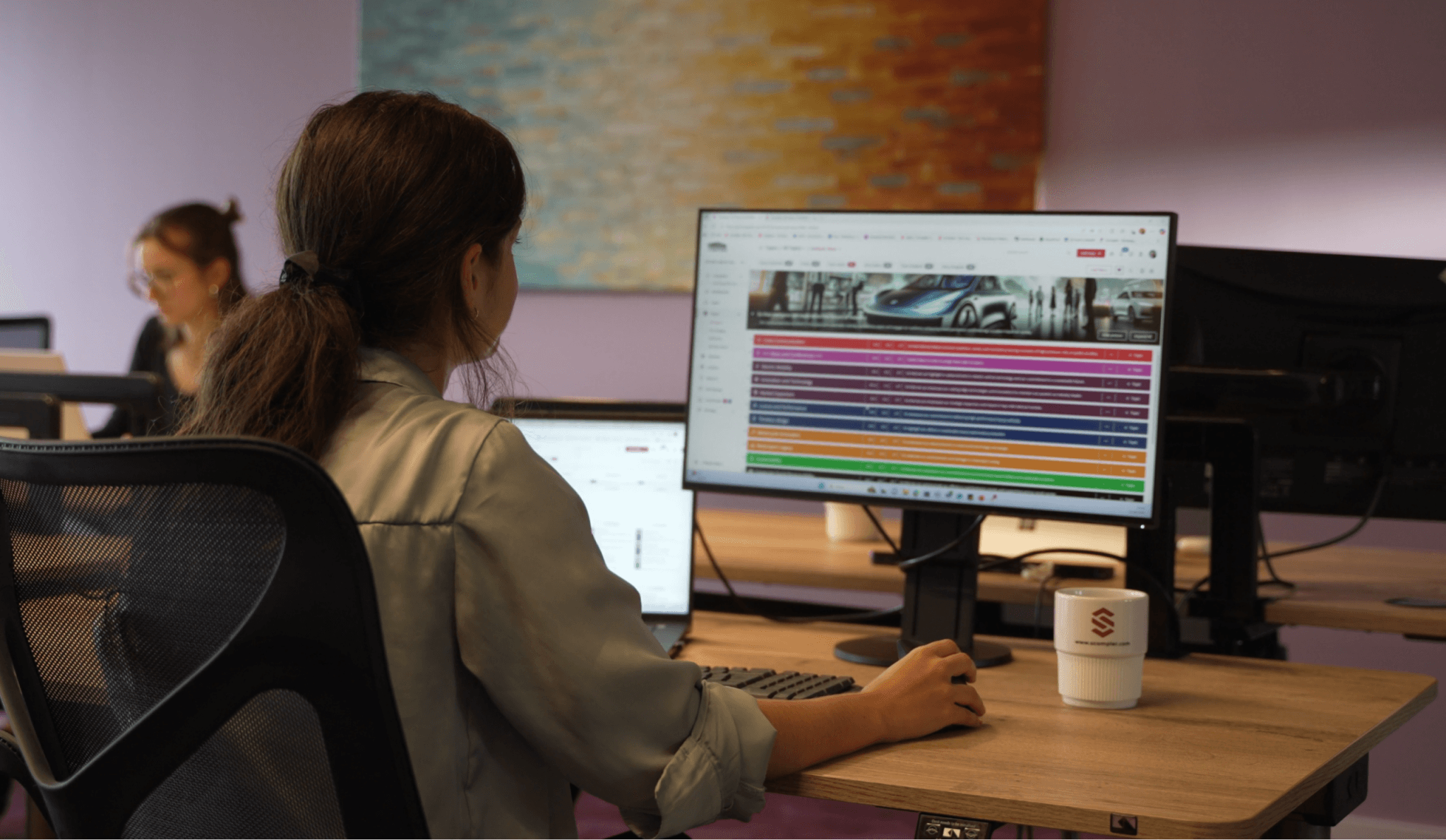 Engagierte Mitarbeiterin bei Scompler nutzt Software für effiziente Planung. Jetzt Demo anfragen und Prozesse optimieren.