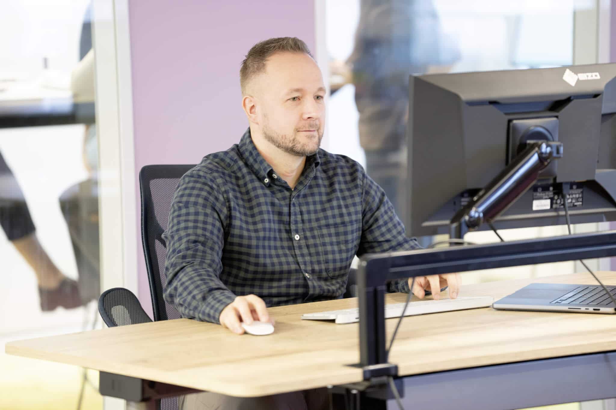 Scompler AI Use Cases 2 scompler employee focused at workstation 1 in the Munich office