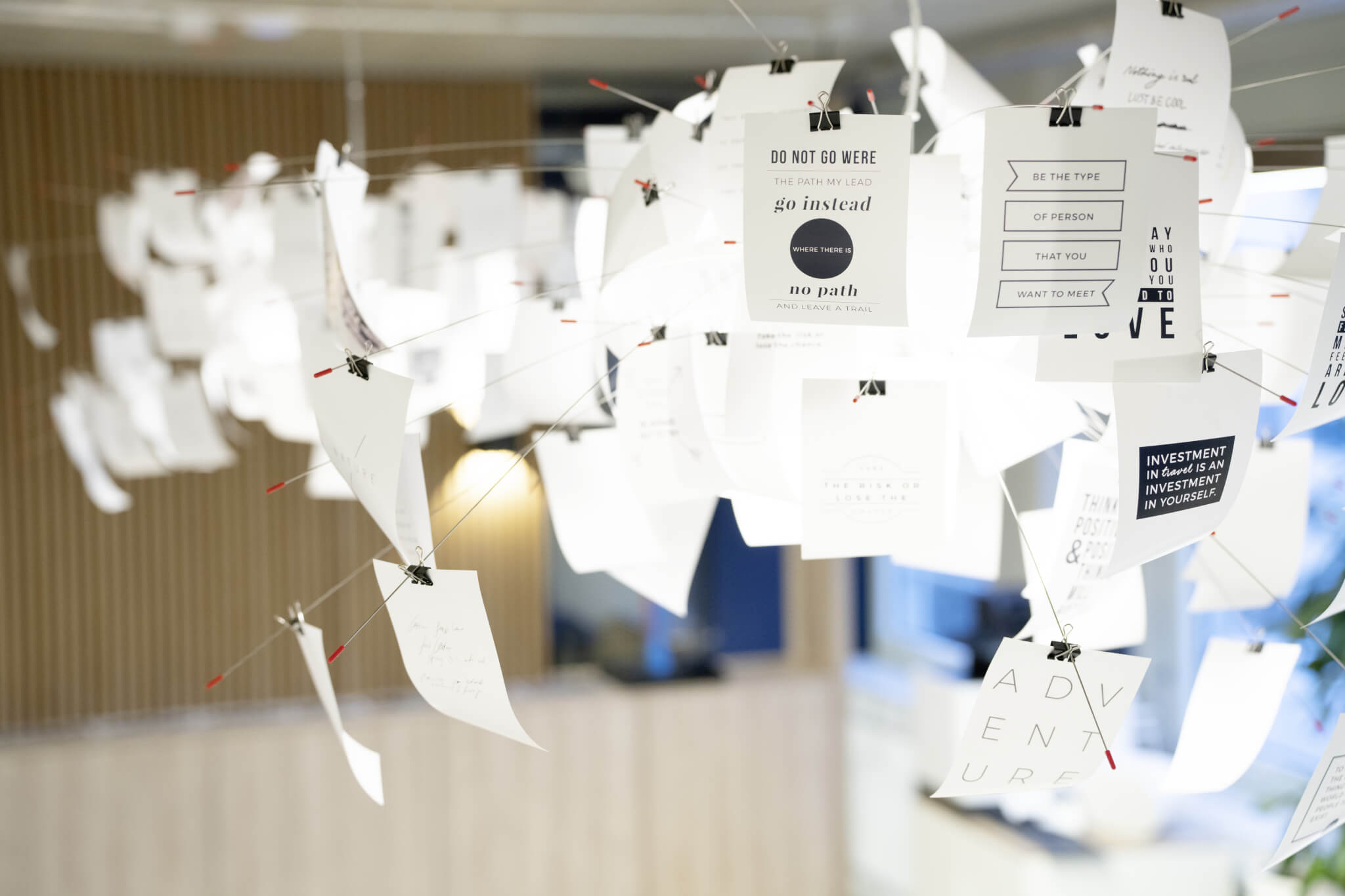 Motivationskarten-Kunstwerk im Scompler Office München, das Team und Besucher mit positiven Zitaten inspiriert.