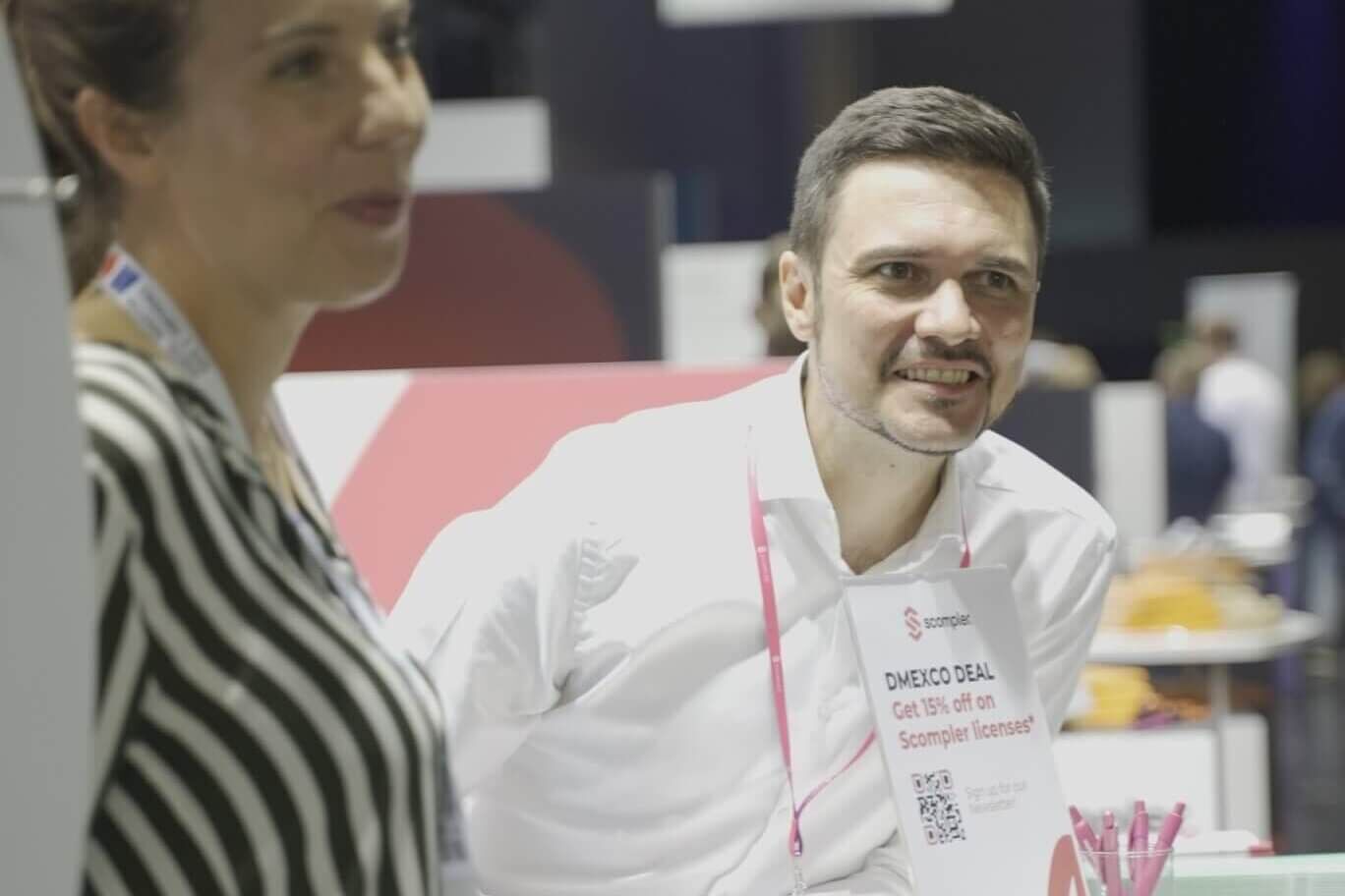 Das Scompler Team begrüßt Gäste am Messestand auf dem DMEXCO in Köln.