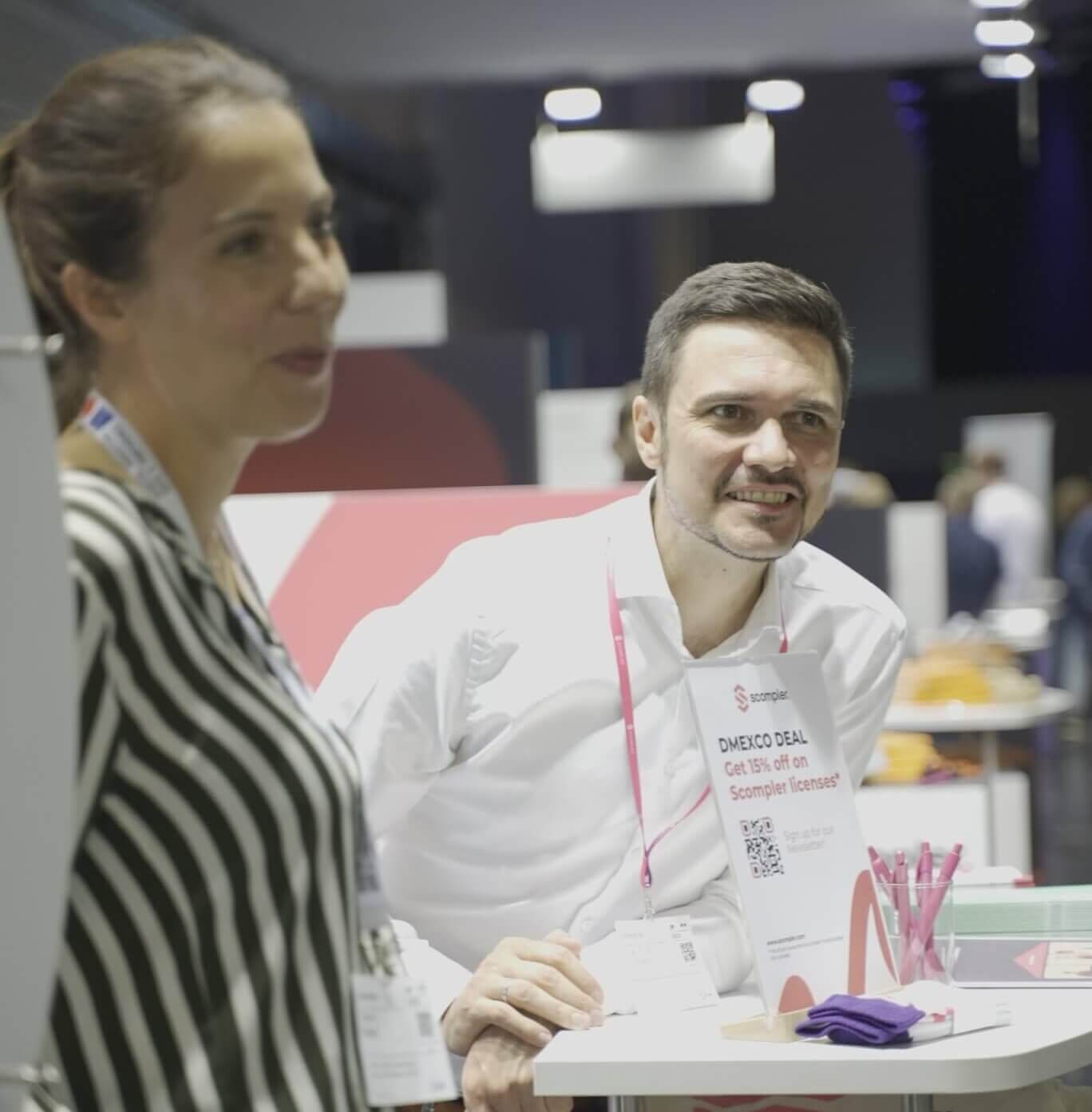 Das Scompler Team begrüßt Gäste am Messestand auf dem DMEXCO in Köln.