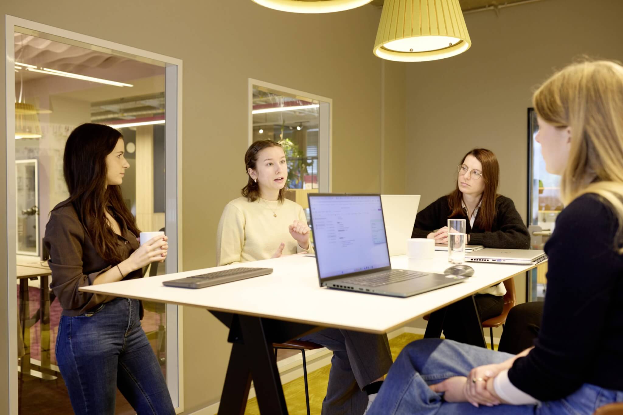 Analysis of a content marketing strategy in the Scompler team meeting with a focus on the SCOM value creation model.