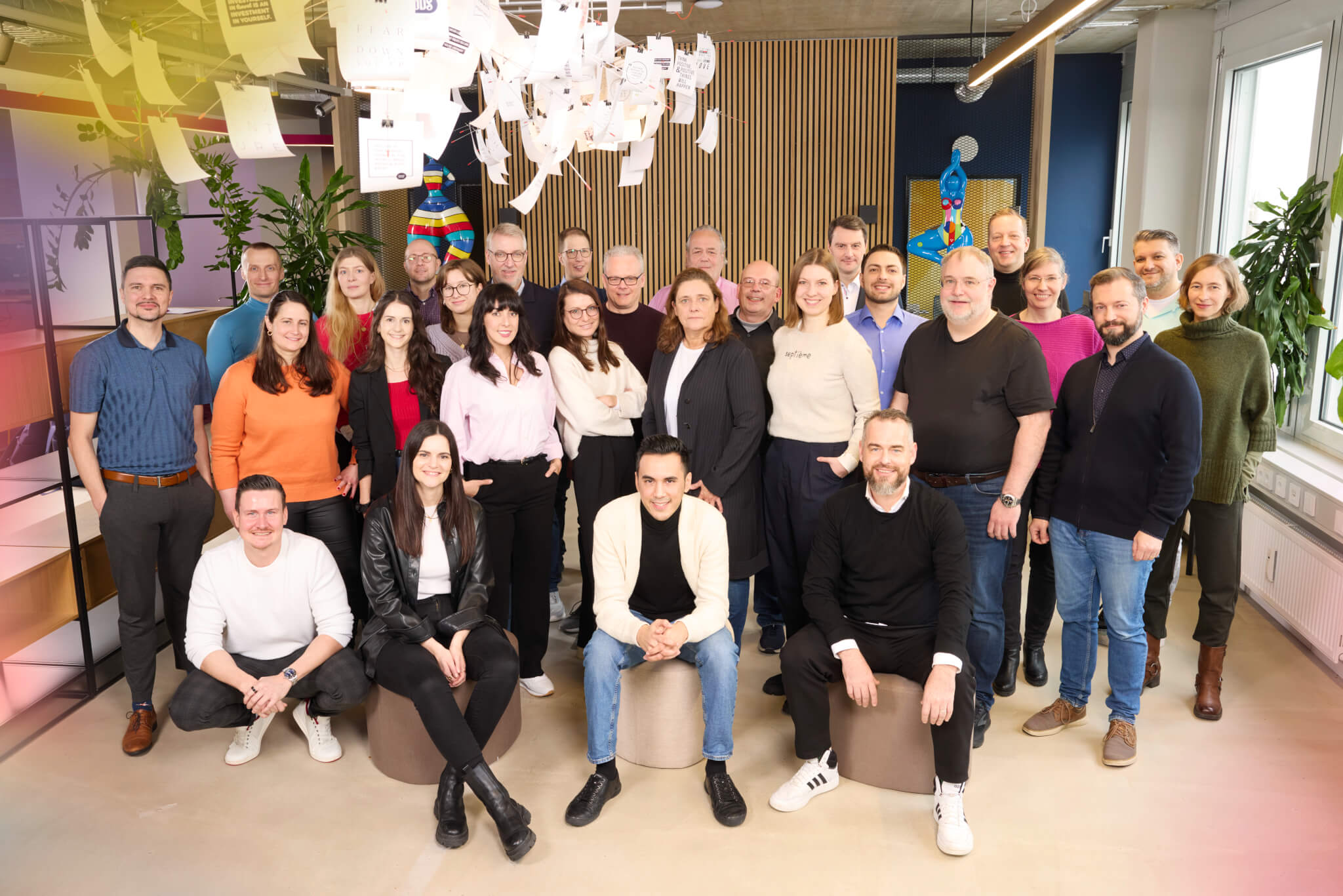 Ein strahlendes Teamfoto der Scompler Technologies Familie, das Engagement und Teamgeist im modernen B&uuml;ro einf&auml;ngt.