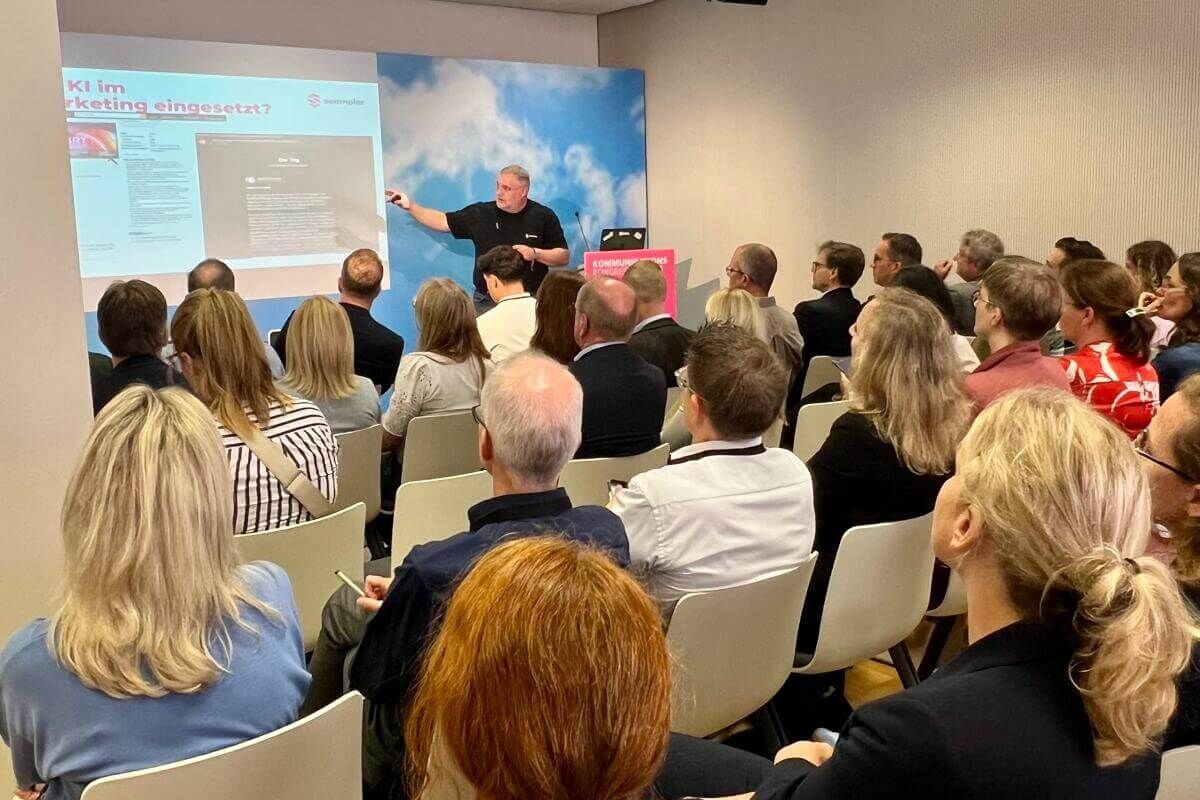 Scompler Vortrag in Berlin beim Kommunikationskongress zum Thema KI-Einsatz im modernen Content-Marketing vor Fachpublikum.