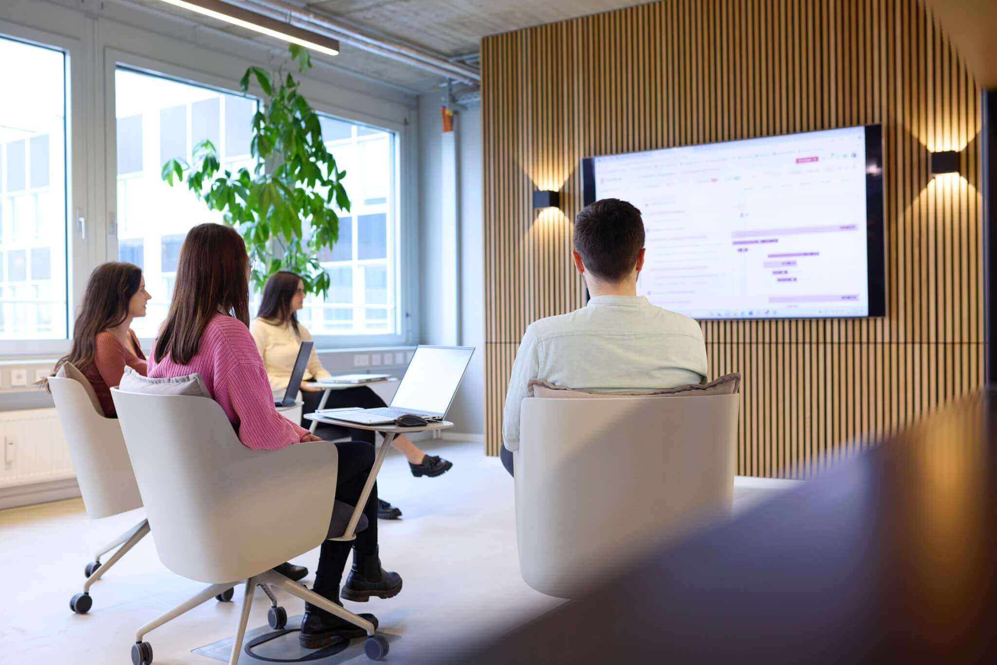 Scompler Webinare: Whitepaper- und Blog-Strategien meistern 14 Teilnehmer verfolgen Scompler Webinare und entdecken relevante Whitepaper- und Blog-Inhalte auf dem Bildschirm.