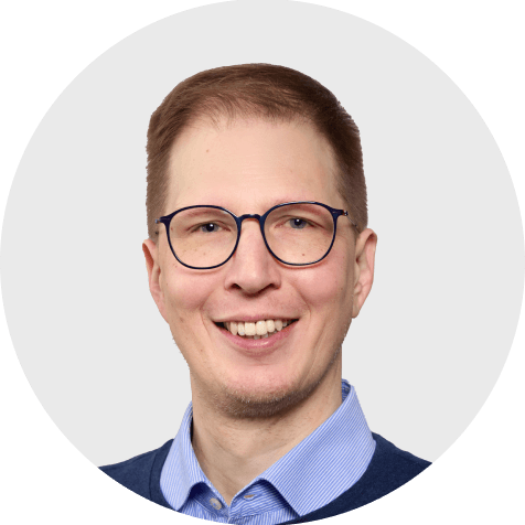 Sven-Jan Neuhaus lächelt freundlich in die Kamera, ein Experte von Scompler für Content Strategien.