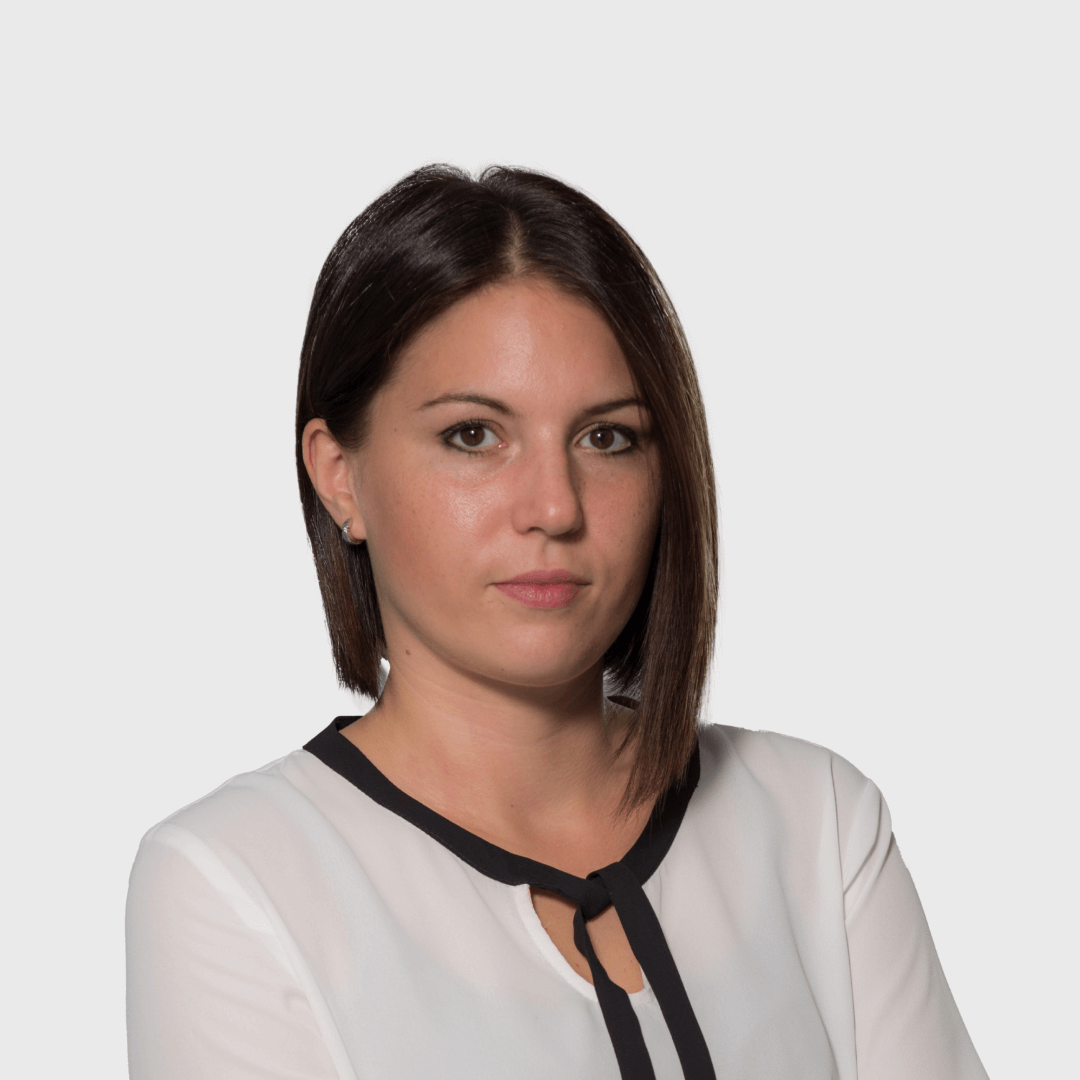 Tanja F&ouml;rster Portr&auml;t: Corporate Newsroom Expertin erl&auml;utert die moderne Redaktionsplanung bei STRABAG.