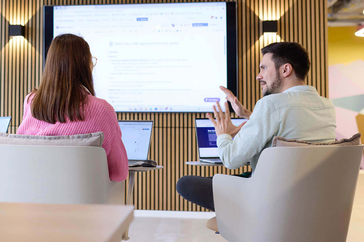 Team Scompler erarbeitet Newsroom Management Ansätze im Content Strategie Workshop vor einem digitalen Whiteboard.