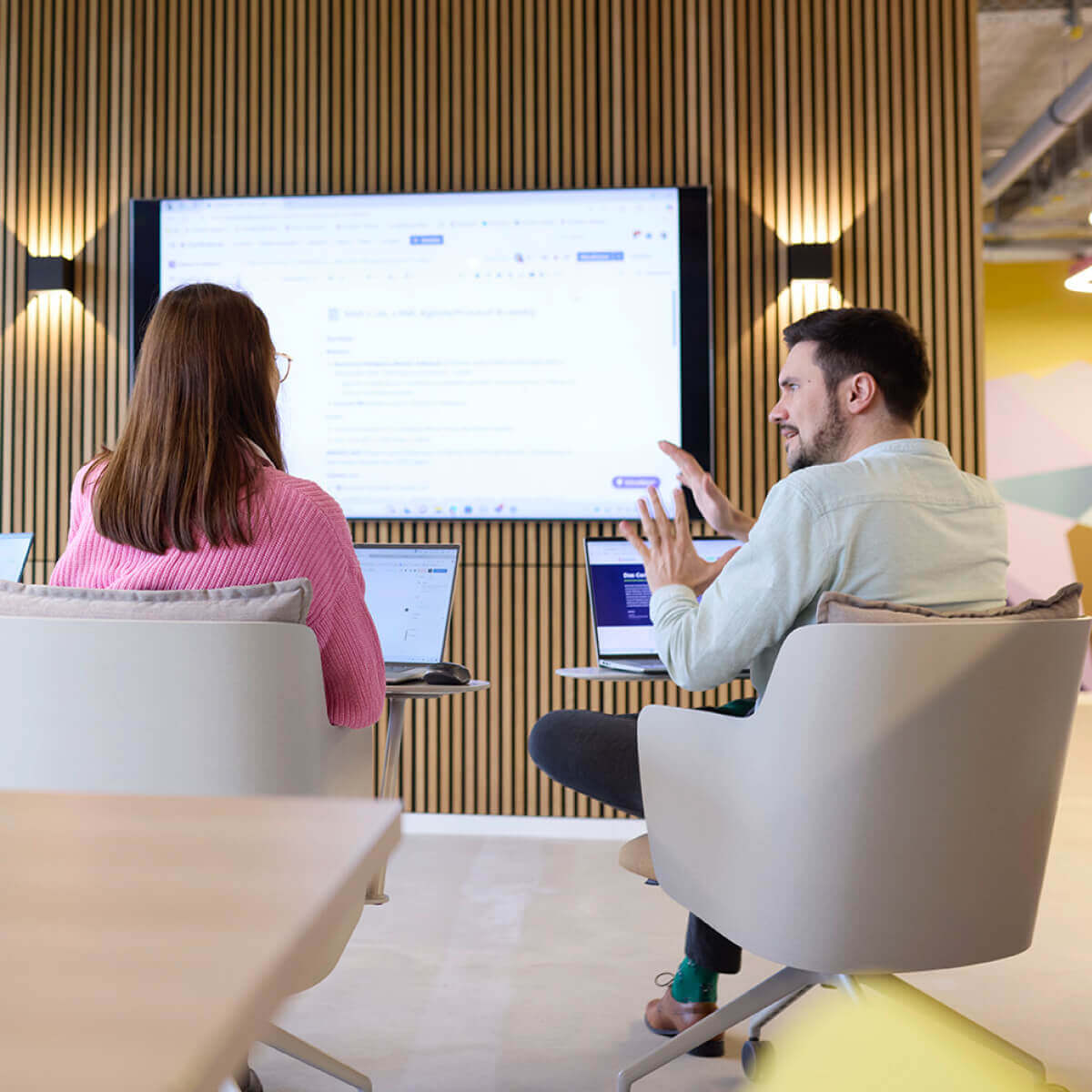 Team Scompler erarbeitet Newsroom Management Ansätze im Content Strategie Workshop vor einem digitalen Whiteboard.