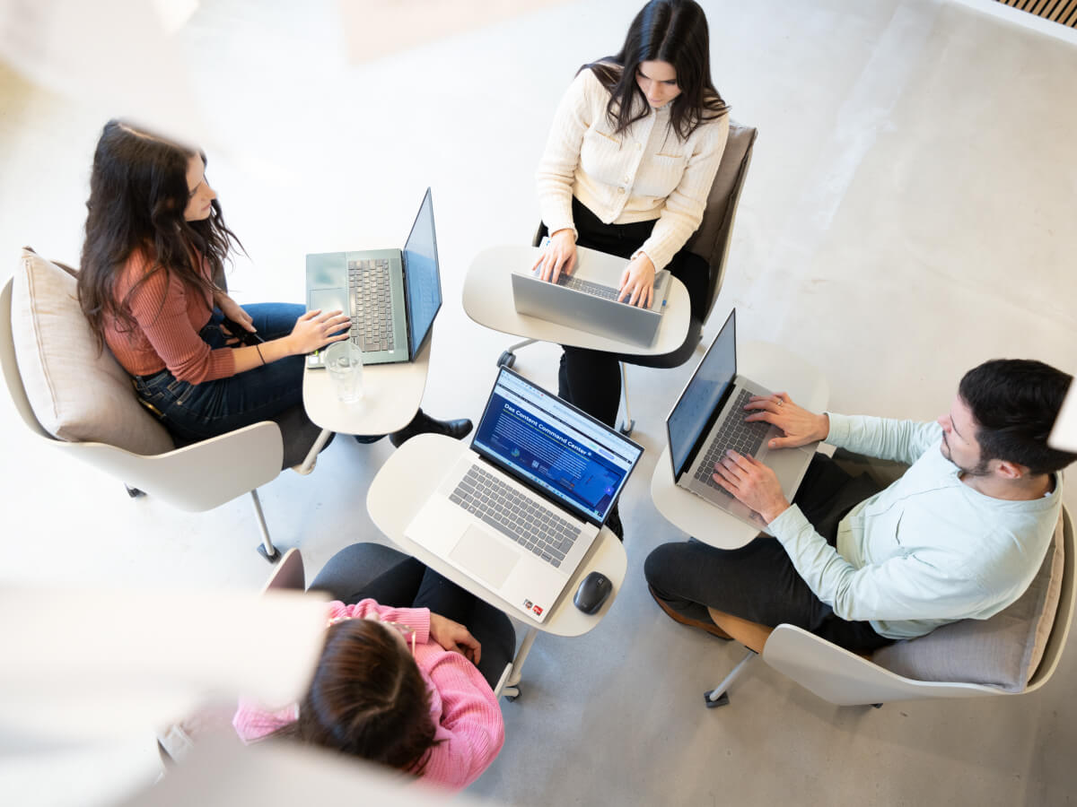 Themenzentrierung in der internen Kommunikation: Whitepaper 14 Vier Kollegen planen am Laptop die Themenzentrierung in der internen Kommunikation für ein Whitepaper.