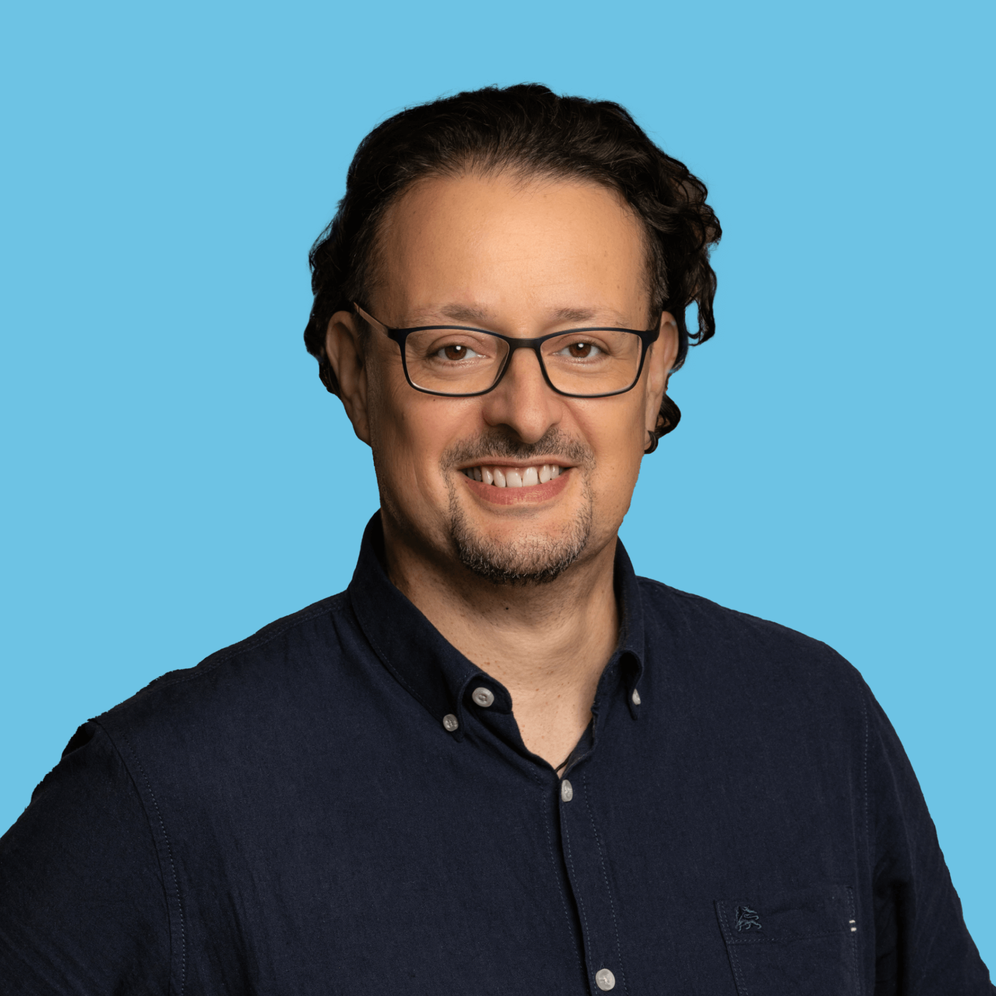 Yves Loris: Referenz Scompler für Rheinland-Pfalz Tourismus 26 Yves Loris, Experte und Referenz Scompler für Rheinland-Pfalz Tourismus, lächelt freundlich im Portrait.